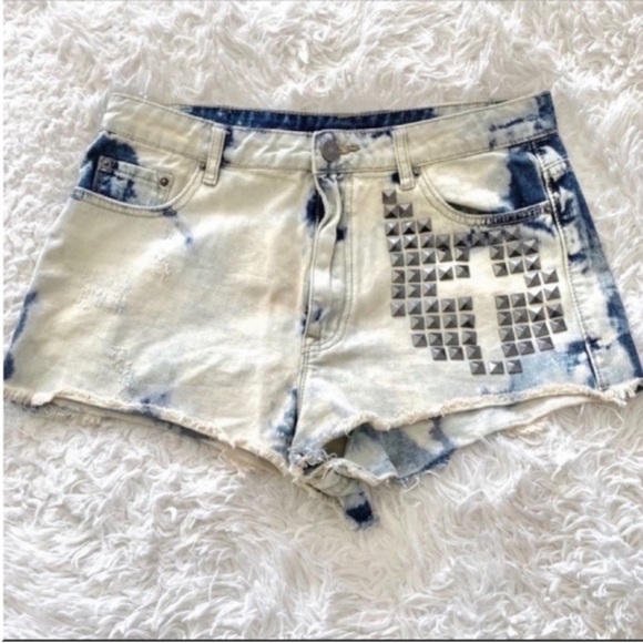 Women’s BDG Acid Wash Studded Jean Shorts Size 32 - Picture 1 of 6
